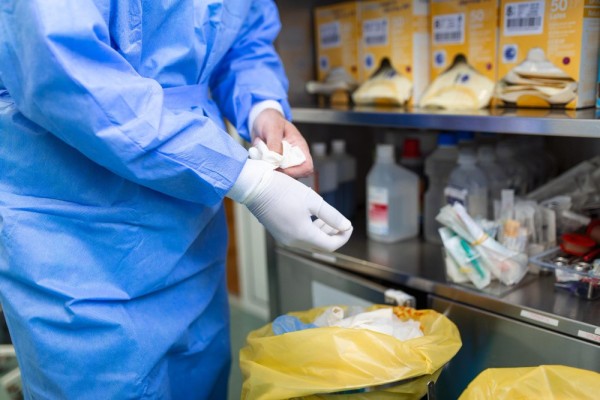 ¿Qué residuos genera la limpieza profesional y cómo debe gestionarlos tu empresa?