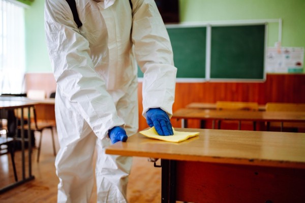 Productos de higiene profesional imprescindibles para colegios: guía por zonas (aulas, baños, comedores y patios)