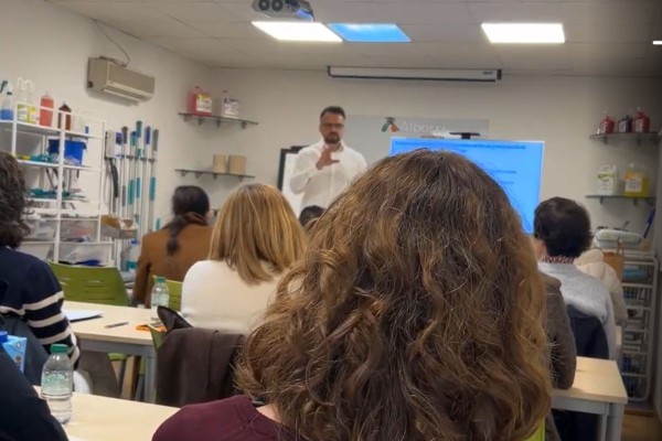Así fue la formación especializada en limpieza profesional impartida por David Barrientos para la universidad de Navarra
