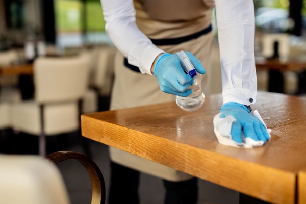 ¿Qué tipos de desengrasantes necesita un restaurante según su zona de trabajo?